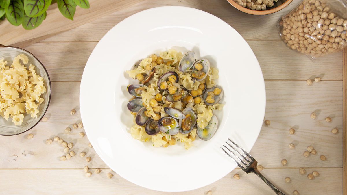 Tripoline with chickpeas and clams
