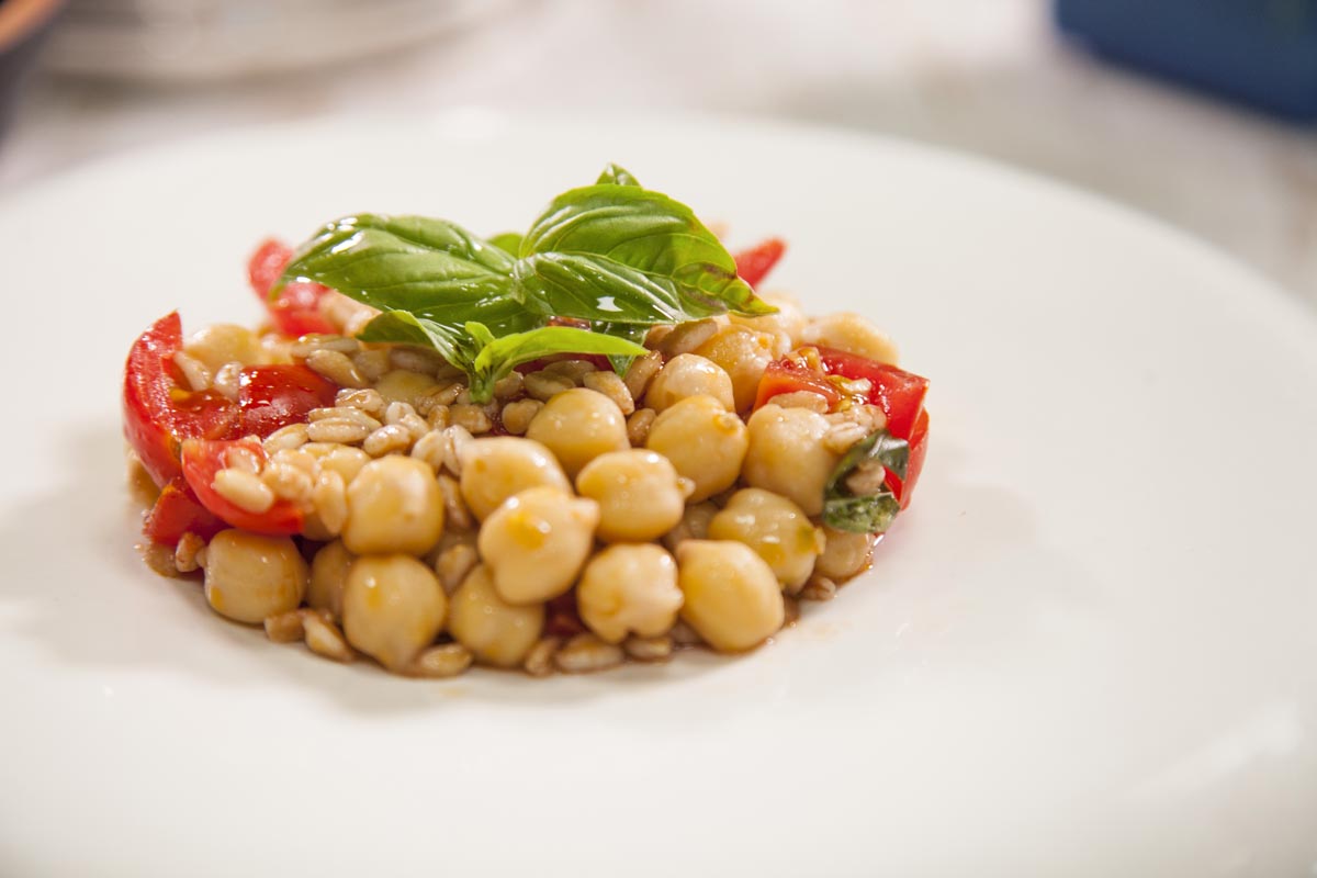Chickpeas, hulled wheat and tomatoes salad